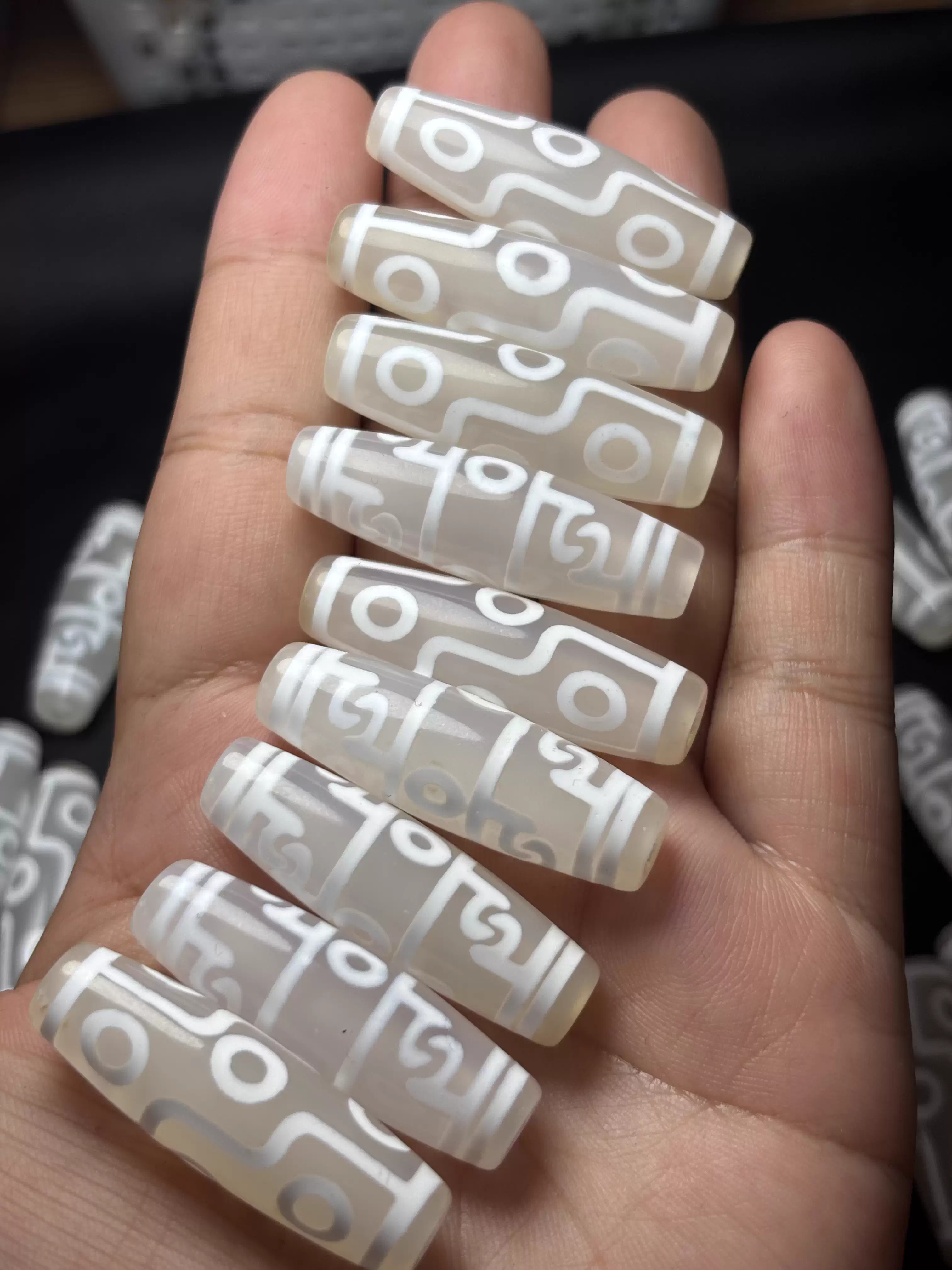 くまごろう瑪瑙　白毫天珠　9-223 A至純天珠 閃電五眼白天珠(せんでんごがんしろてんじゅ) サイズ