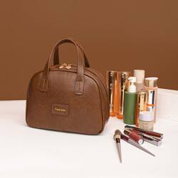 2025 New Style Oil Wax Leather Retro Cosmetic Bag for Women, Large Capacity, Fashionable and High-End, Portable Travel Skincare Storage Bag