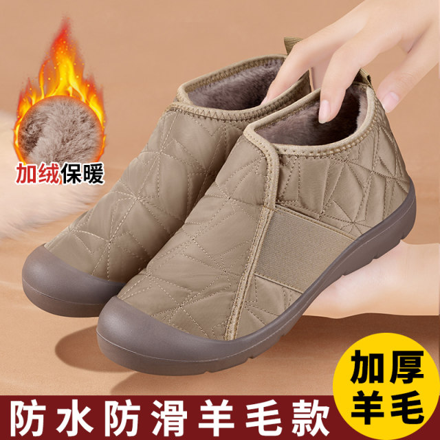 Winter old Beijing cloth shoes for women, thickened with velvet, warm mother's cotton shoes, middle-aged and elderly soft-soled waterproof and anti-ski boots