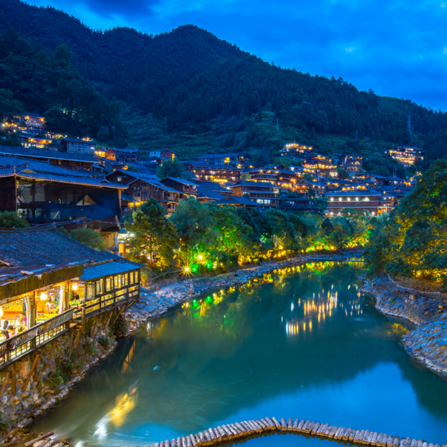 西江千户苗寨高端1日游 感受浓郁苗族生活 赏苗寨风光 特色长桌宴