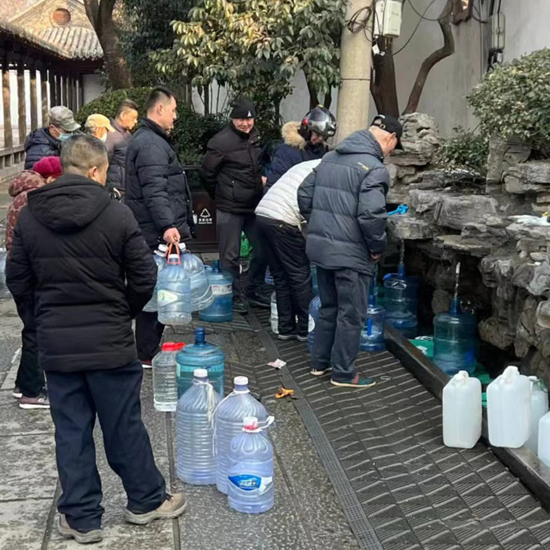 济南趵突泉千佛山大明湖曲水亭五龙潭1日游 门票+船+导游 精小团