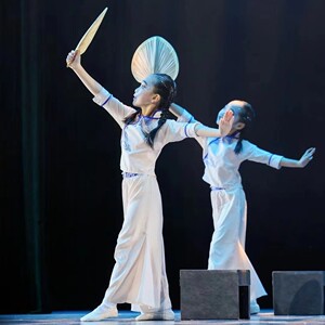 
The same style as Ikari Kaneshiro dance costume stool cradle romance performance costume Grandma Bridge props bench stage background
