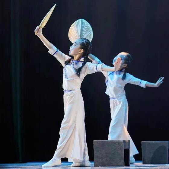 
The same style as Ikari Kaneshiro dance costume stool cradle romance performance costume Grandma Bridge props bench stage background