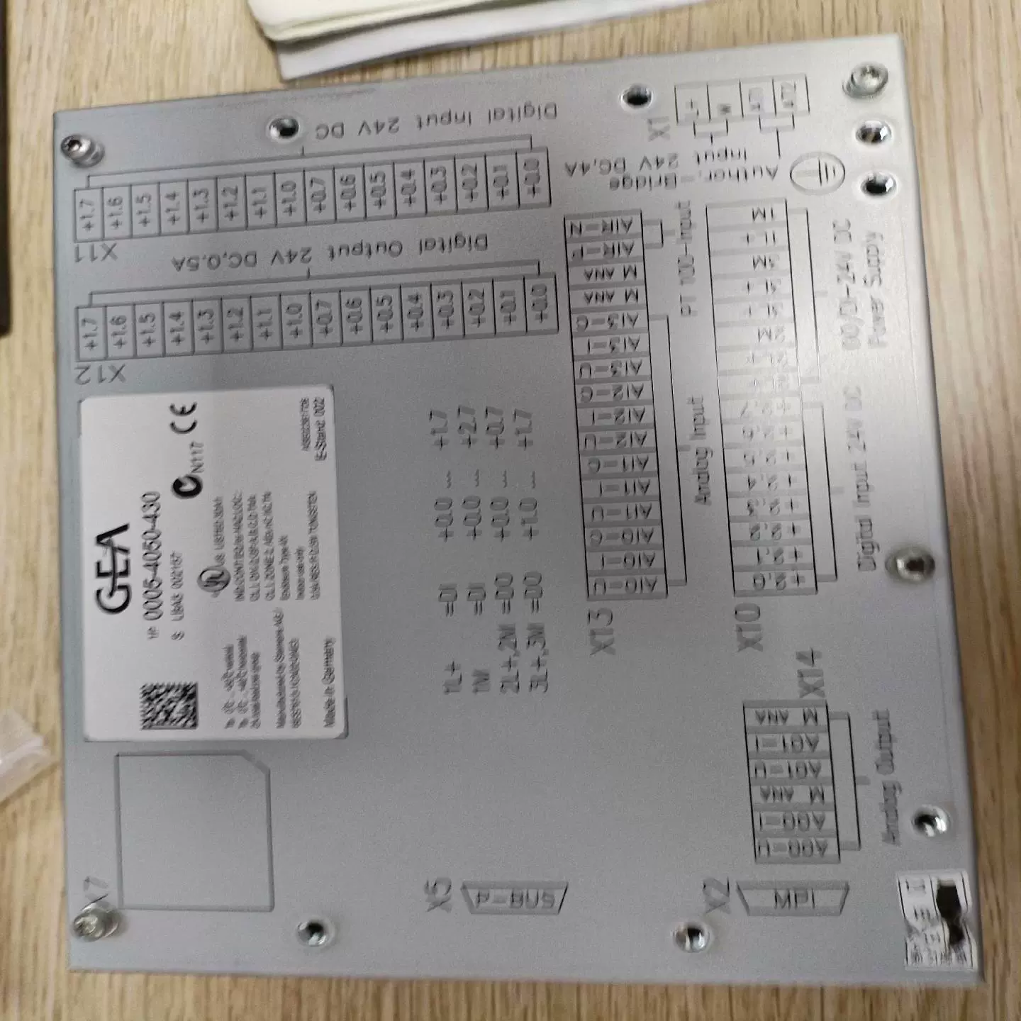 Cubierta del panel de instrumentos montada a la derecha - Vista frontal