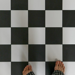 Retro French-Style Black and White Checkerboard Floor Tiles for Bathrooms, Kitchens, Balconies, Guesthouses, Hotels, and Restaurants, Non-Slip Floor Tiles
