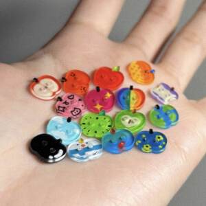 可爱多巴胺苹果亚克力纽扣彩色异形diy手工配件手帐素材服装辅料