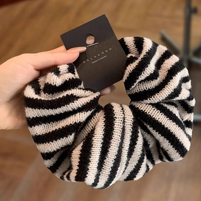 South Korea's Dongdaemun black and white knitted contrast striped fat intestine ring autumn and winter gentle and simple woolen hair tie hair rope hair ring