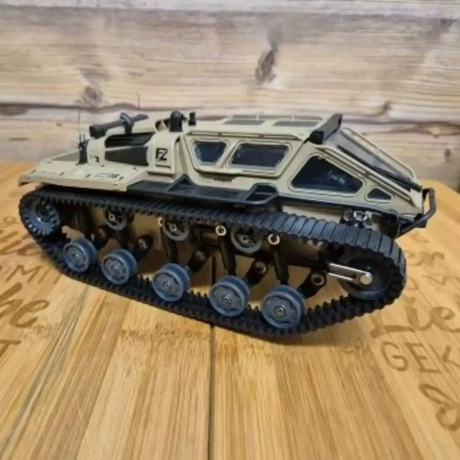 JJRC C8812 LED ライト 追跡タンク模型 RC JJRC C8812 LED Light Full Scale Tracked Tank Simulation
