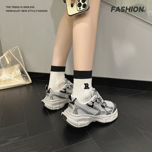 
Outdoor casual sports white shoes, thick soles, fashionable commuter office workers, light and comfortable dad shoes for men and women, couples