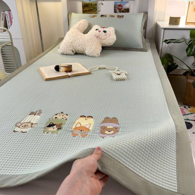 
Bed Category A Student Maternal and Infant Summer Mat Cool Feel Ice Bean Category A Student Bean Ice Cool Mat Three-piece Silk Mat Style