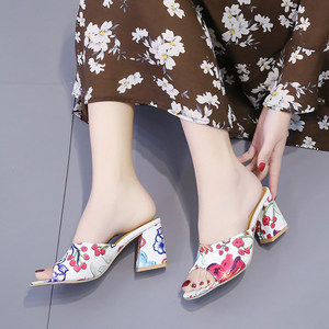 
2020 new sandals for women summer thick heel pointed toe printed bag-toe wearing beach shoes semi-trail casual women's shoes slippers