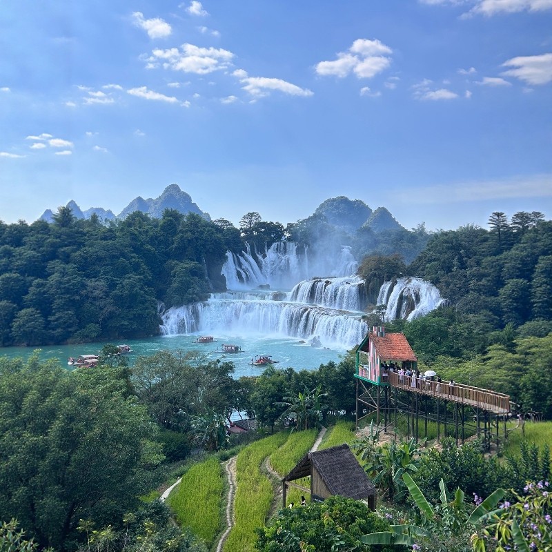 广州往返广西+德天跨国瀑布+峒那屿湾+靖西鹅泉+崇左太平古城3天