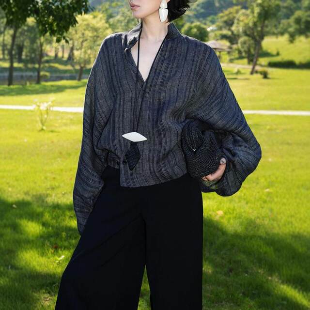 Counter withdrawal of chic retro literary sense gray top 2024 Early autumn Vedic V -neck Lazy Lazy Long Sleeve Woman
