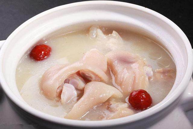 锅内加清水,旺火烧开,放进猪蹄,红枣,陈皮,姜片,烧开后撇去浮沫,改用