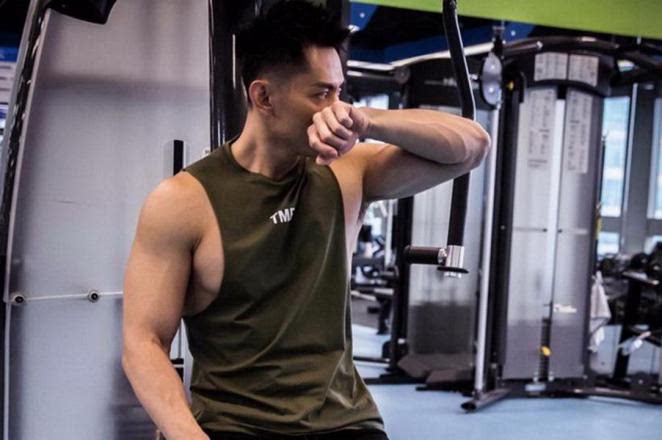 男人健身不要穿背心aj好吗穿这些