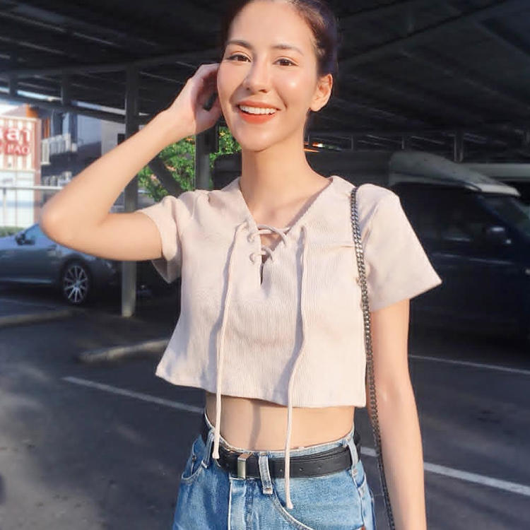 今夏流行的穿搭套路,上衣越短才越好 今夏流行的穿搭套路,上衣越短才越好