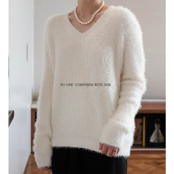 
With her original niche design, retro Hong Kong style plush and lazy V-neck loose solid color pullover sweater