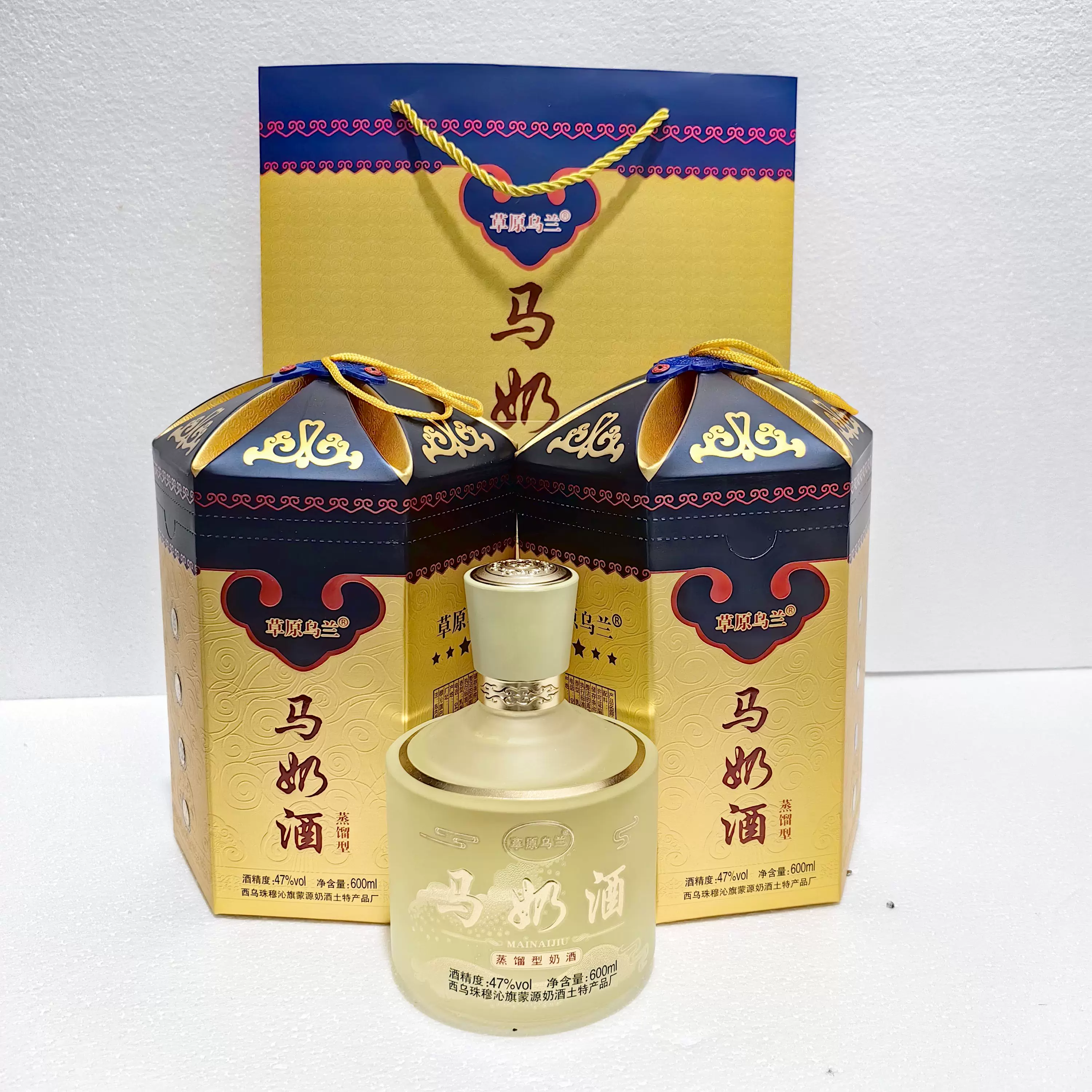 新品草原乌兰47度600ml马奶酒内蒙特产蒸馏型微黄箱装送礼品袋