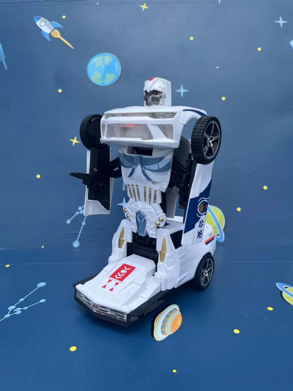 男孩音乐仿真公安车110警察车会自动变形大黄蜂警车汽车人玩具车