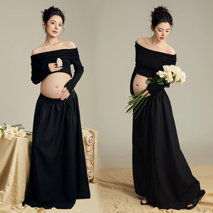 The new pregnant woman in the studio takes the clothing indoor sexy windy windy pregnant mother big belly photo black dress at home
