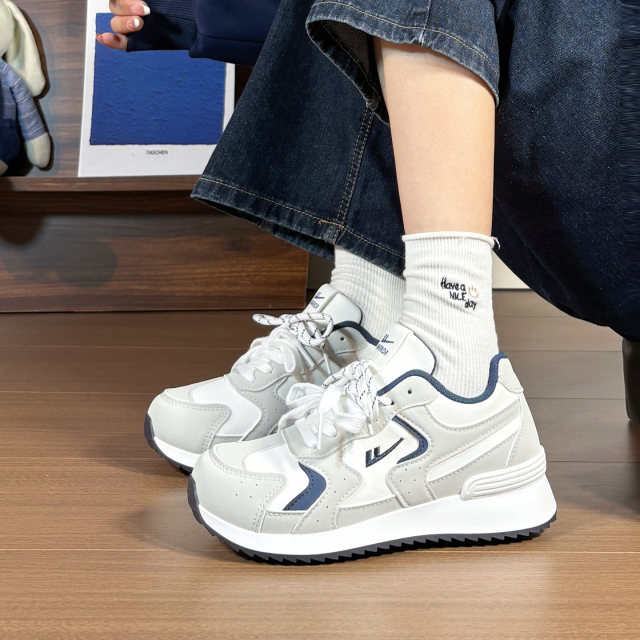 Pull back new leather moral training shoes women's shoes soft sole lightweight 2025 autumn and winter versatile retro thick-soled sports shoes breathable