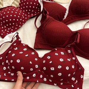 The girl's thin red underwear looks like a small breast, gathered, no steel rings, and lucky wedding sexy bra set