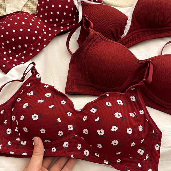The girl's thin red underwear looks like a small breast, gathered, no steel rings, and lucky wedding sexy bra set