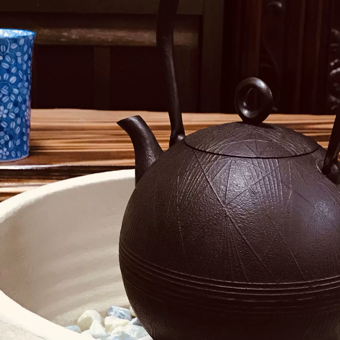 南部鉄器 御釜師 鈴木盛久作 波紋花器 重さ約1015g 共箱 M