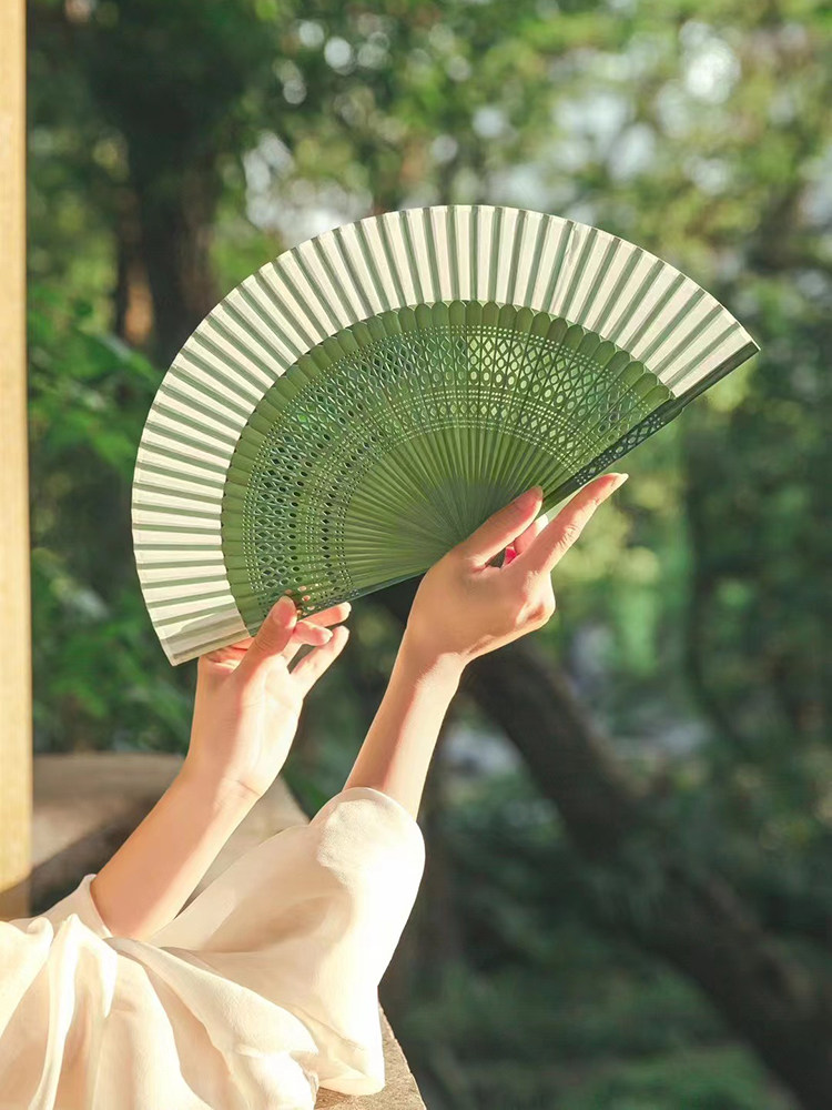 竹製扇子 エレガントな折りたたみ式ハンドヘルドハンドファン 手作りのクラフトファン パーティーの装飾用 孔雀の花柄 (Color : 折りたたみ扇子  木製シャンク クラシックダンス扇子 タッセル付き エレガントな女性用ハンドファン クラフトギフト 写真撮影用小道具 女性用 ... 折りたたみ式ファン 木製シャンク クラシックダンスファン タッセル付き エレガントな女性用扇子 クラフトギフト 写真小道具 ダンス、