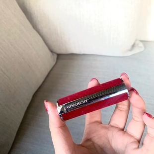 纪梵希红丝绒小羊皮唇膏