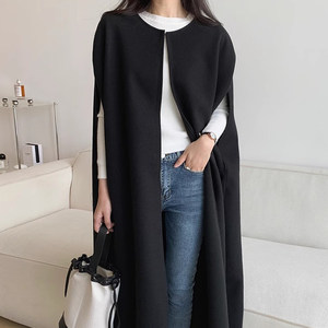 South Korea Chic autumn and winter niche design sense round neck loose cloak -type solid color mid -length woolen horseshoe outer
