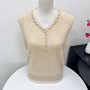 
Middle-aged mother's new autumn sweater and stylish top
