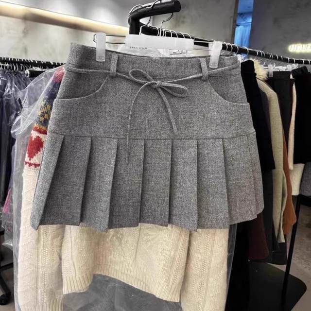 South Korea's Dongdaemun 2024 Autumn and Winter new retro high waist strap shows thin pleated folds skirt women's short skirt
