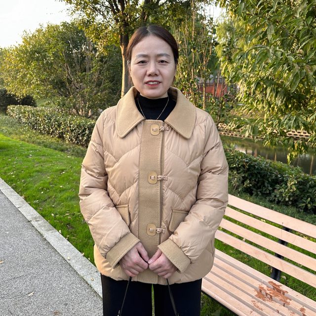 Middle-aged and elderly mothers winter down jackets 2025 new winter mother-in-law clothes short lapel warm tops