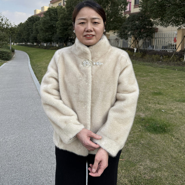 Mom's autumn and winter style short top, middle-aged lady's winter clothing, middle-aged and elderly fur one-piece mink velvet jacket