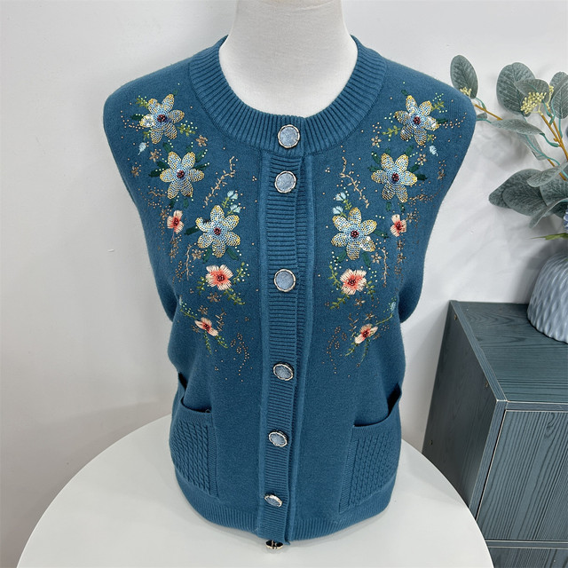 Middle-aged and elderly cardigan coat, autumn clothing, grandma sweater, mother's clothing, velvet thickened knitted autumn and winter clothing for the elderly, women