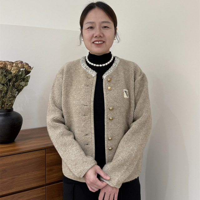 Middle-aged and elderly mothers autumn clothes, small fragrant style jacket 2025 new middle-aged women's spring and autumn knitted cardigan wool top