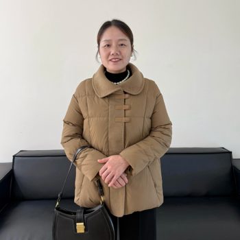 
Middle-aged mother's short down jacket and small padded jacket