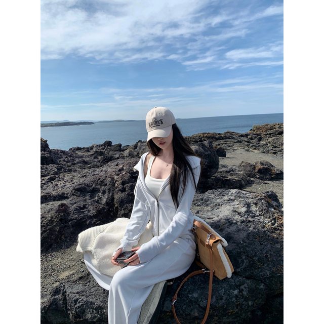 
POET WONG wool, mulberry and silk blend, integrated wide shoulder strap with chest pad, versatile sling