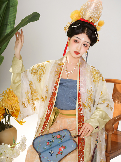 梅の花柄漢服 - 金色の刺繍が施された伝統的な中国のドレス