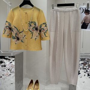 
2026 new spring and summer clothing, dignified and elegant cardigan birthday gift, elegant female pleated mother suit gift