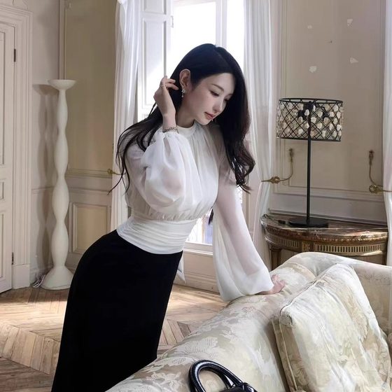 
Original Wcout Wcouture, two-piece elegant and elegant contrasting color high-waisted shirt and long skirt