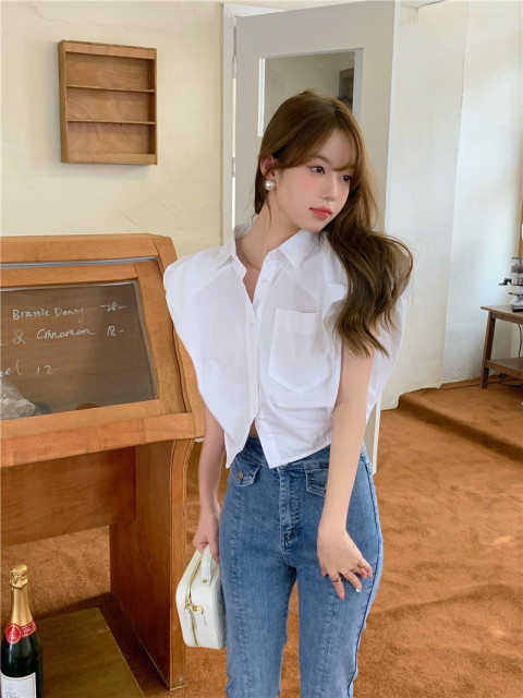 French sleeveless white shirt for women in summer new high-end design niche loose temperament waist-hugging short top