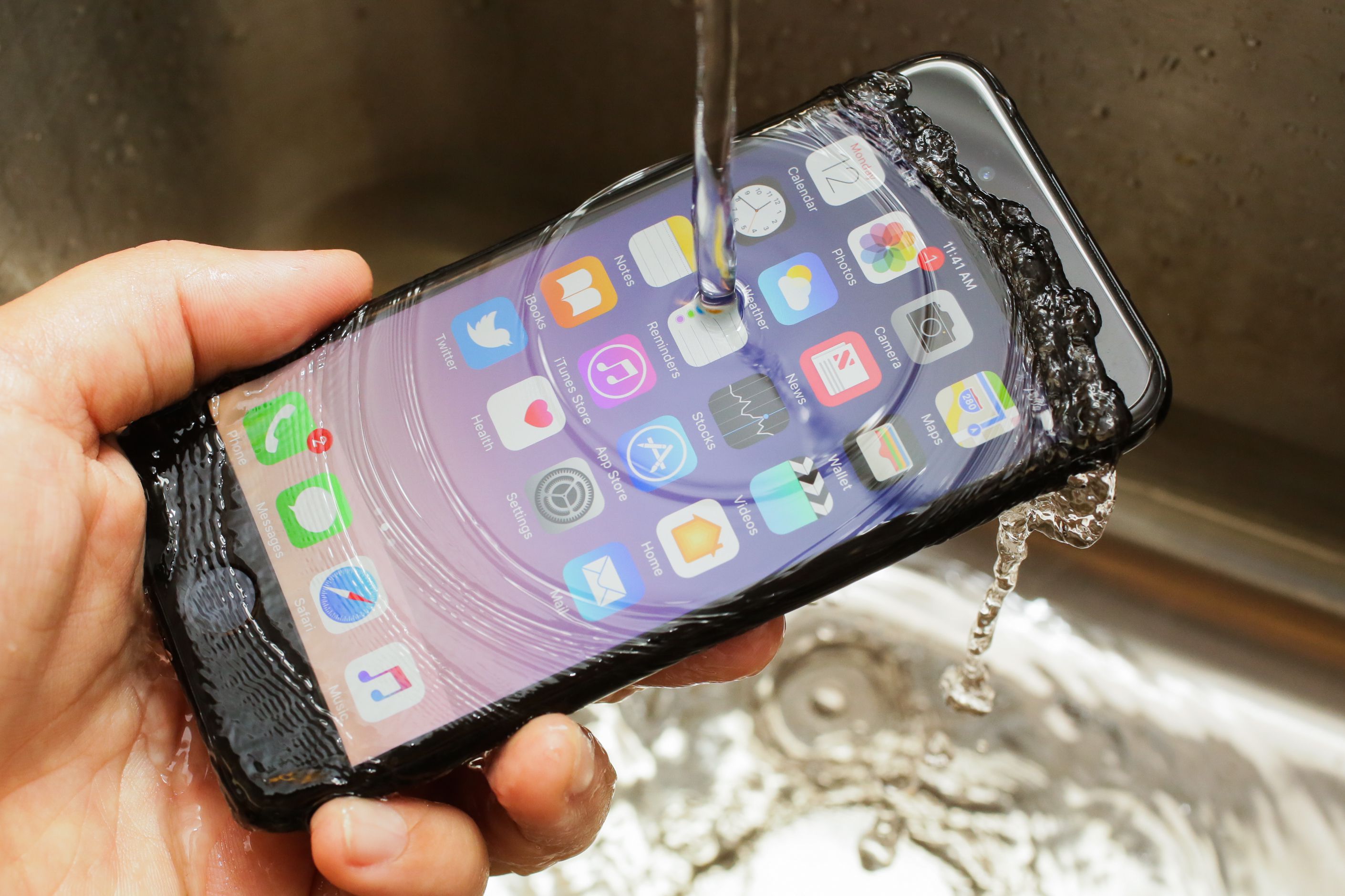 苹果手机掉水里图片