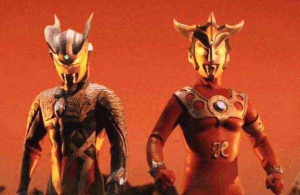 现在的雷欧已经成为大名鼎鼎的格斗王,而徒弟赛罗在经历过训练之后,从