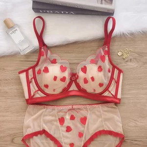 
French sexy love embroidery romantic girl underwear pure and delicate soft steel rings to collect the breasts and prevent sagging sweet bra
