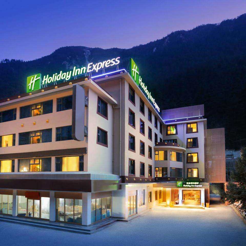 成都出发九寨沟黄龙都江堰熊猫四姑娘山毕棚沟达古冰川4天3晚旅游