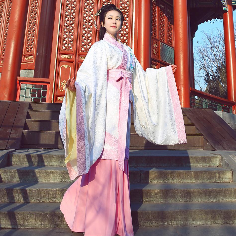 汉服,全称是"汉民族传统服饰",汉服始于皇帝时期,定于周朝时期,它以