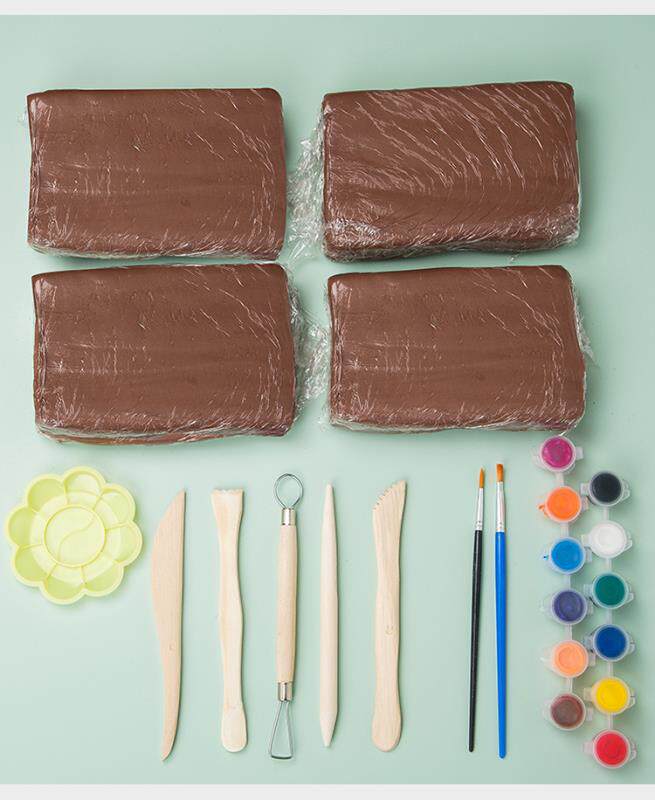 Il Bambino Passa Il Gioco Con L'argilla Variopinta, Plasticine Nella Stanza Del S Dei Bambini Il Gioco Creativo Con La Pasta Del 92067320