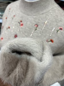 Extract -thick velvet sweater female middle -aged and elderly mother soft glutinous wool sweater mother winter clothing integrated velvet warm bottom shirt
